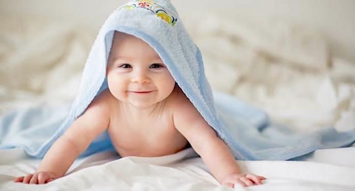 Pampers Geschenk: Personalisiertes Baby-Shirt erhalten Pampers Geschenk: Personalisiertes Baby-Shirt erhalten