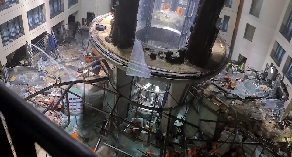 SEA LIFE Berlin Aquarium Aquadom Implosion