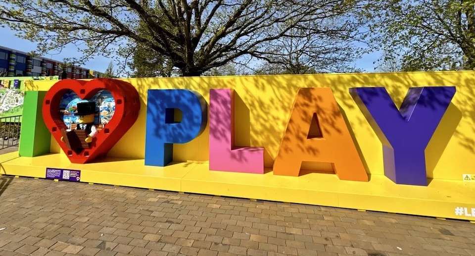 LEGOLAND Billund eröffnet LEGO Festival mit einem riesigen Herz