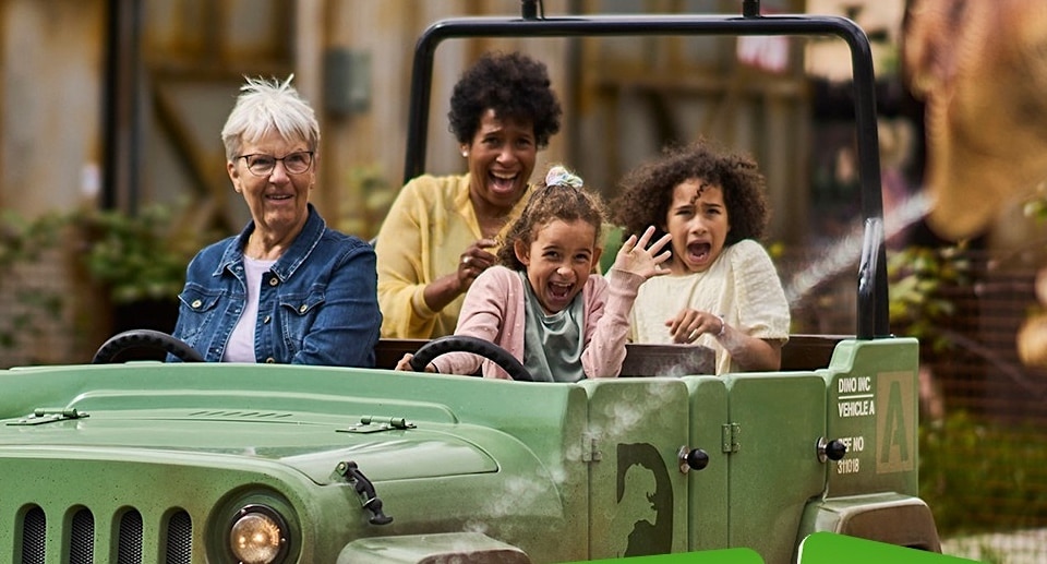 Djurs Sommerland Freizeitpark Familie in Jeep